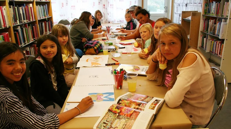 Ritar. Innan deltagarna sätter igång sitter de inne och ritar bilder på vad de vill måla.