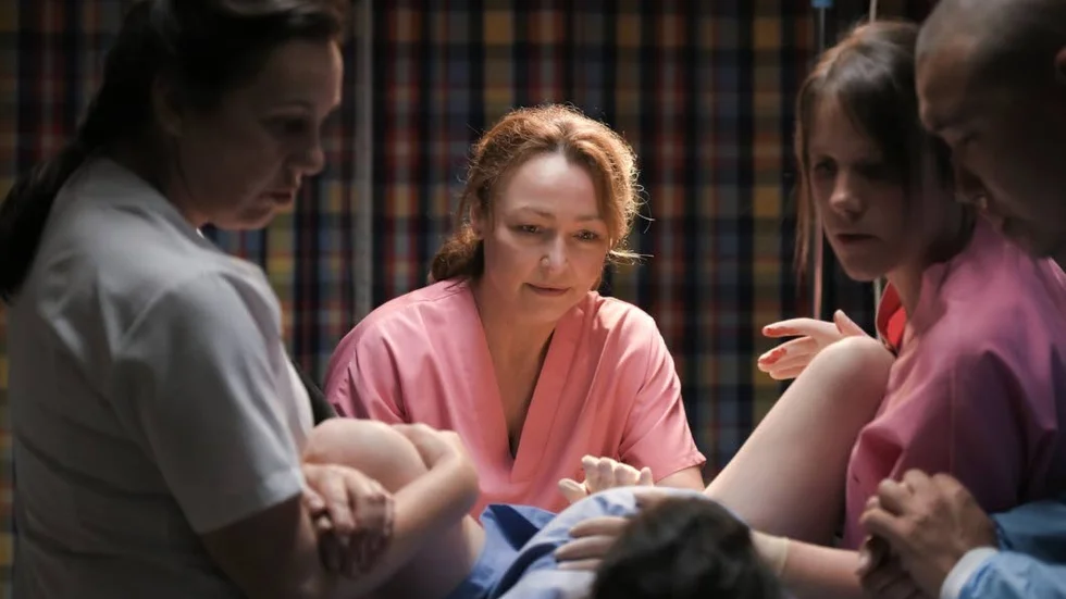 Claire (Catherine Frot) är en rutinerad barnmorska som sätter sig på tvären mot nya idéer om effektivisering. Pressbild.