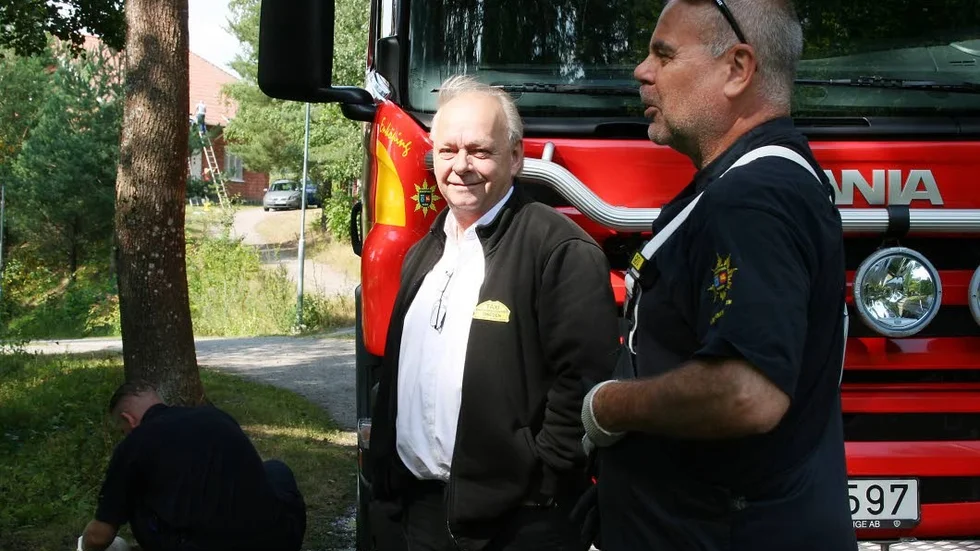 Owe Fröjd (BÅP) och Micke Wigh från Räddningstjänsten i samspråk efter avslutat värv.