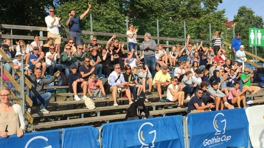 En trogen Sunnerstapublik hade tagit sig till västkusten.