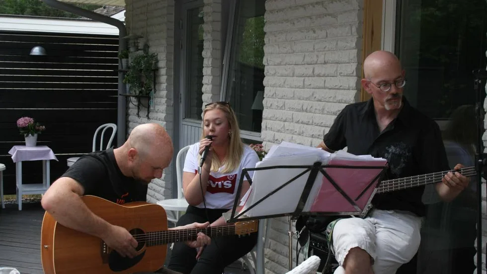 Spontan trio. Lagundas förre kyrkoherde bjöds på mat, presenter, kramar och sång samt musik av Mattias Wannergård, Mattias Thurfjäll och Cornelia Erikssjö.