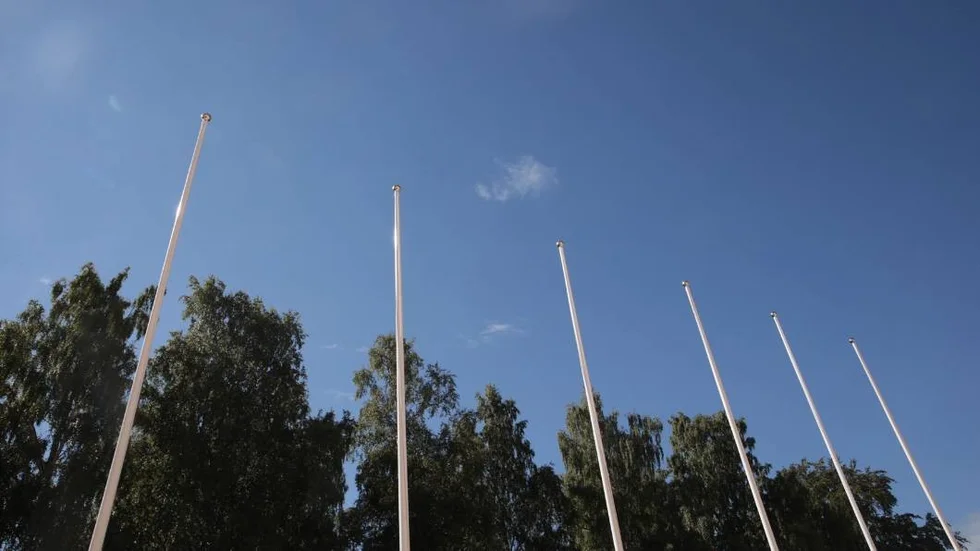 Tomma flaggstänger vid Uppsala slott klockan 09.52 på fredagen.
