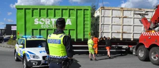 Lastbilssläp med container välte i Boländerna