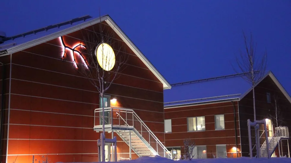 Konstverk. Månen är två meter i diameter och gjord av glas med en botten av 23,5 karats bladguld. Finansieringern av verket har gjorts utifrån kommunens regel om att en procent av byggsumman vid ett kommunalt bygge ska användas till konstnärlig utsmyckning.