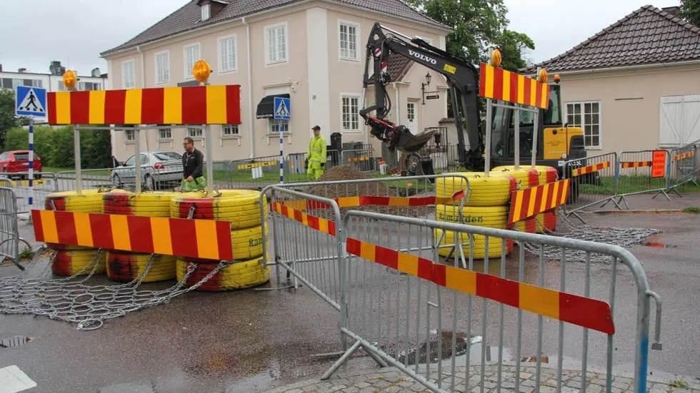 Stängd. Hur länge Centralgatan kommer att vara avstängd  beror på hur det går med fiberdragningen. Marcus Pesonen och Joakim Andersson jobbar med grävningen.