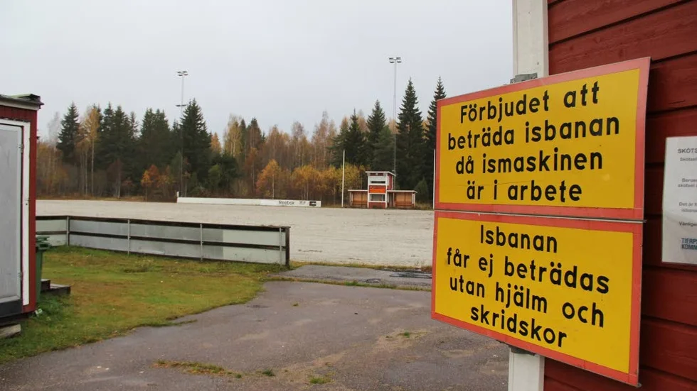 Isfritt. Den här vintern blir det ingen is på Bruksvallen. Istället kommer en naturis att spolas upp vid skolan på orten.