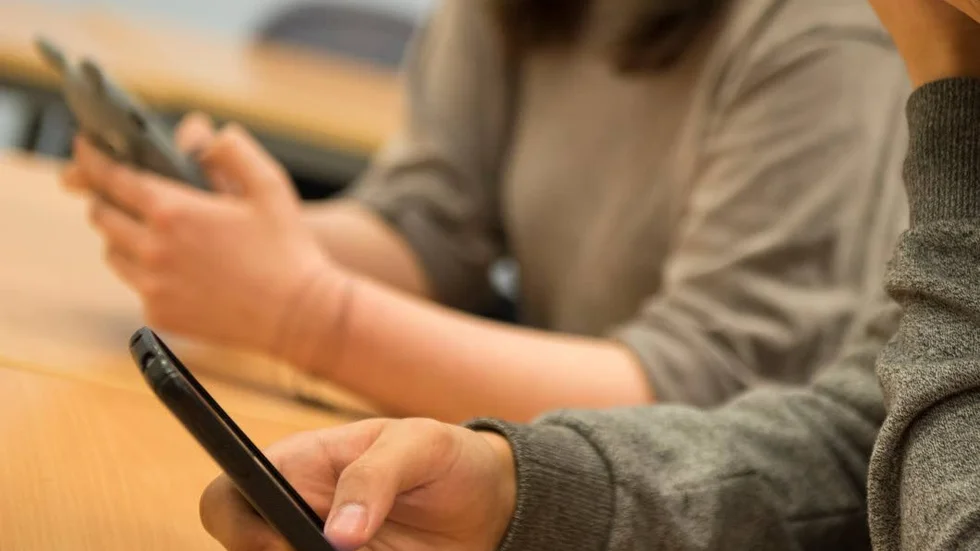 Gruppchatt. En gruppchatt lades upp och flickan blev upplagd till den, enligt åtalet.