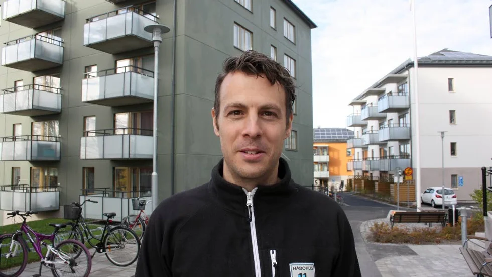 Glastomten. Håbohus vd Mats Norrbrand berättar att det tar för lång tid innan varmvattnet kommer fram till kranarna.