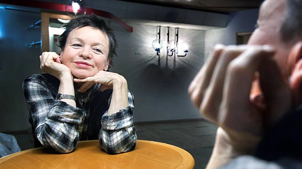 Oförliknelig. Laurie Anderson tillhör de moderna sagoberättarna och underbara historier blandades med hennes fina musik.