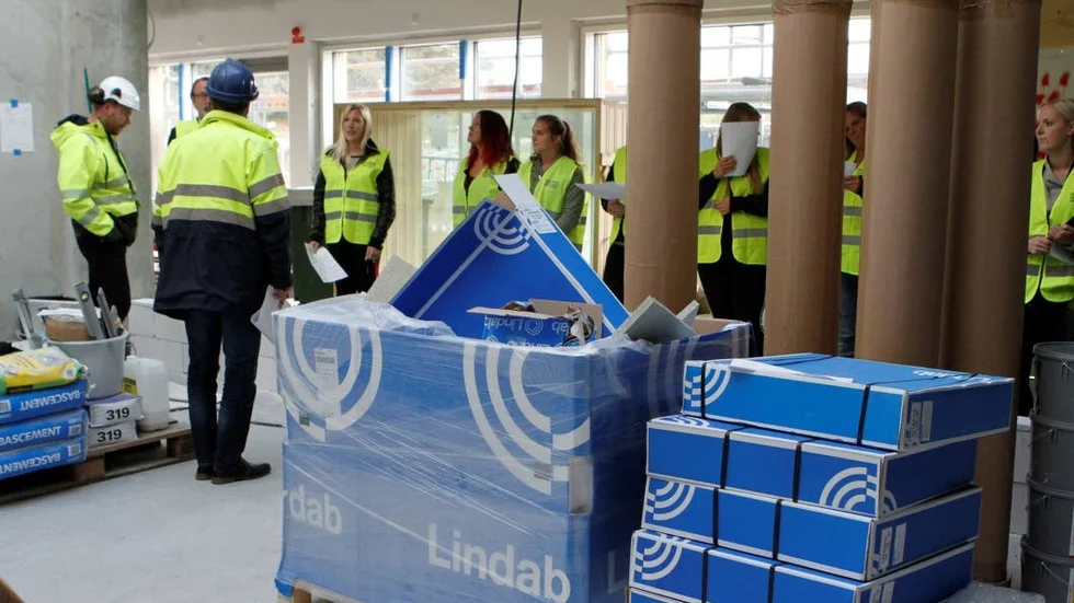 Nyligen fick kommunens pedagoger besöka bygget av den nya försklan i Alsike nord. På bilden är det den blivande matsalen som visas.