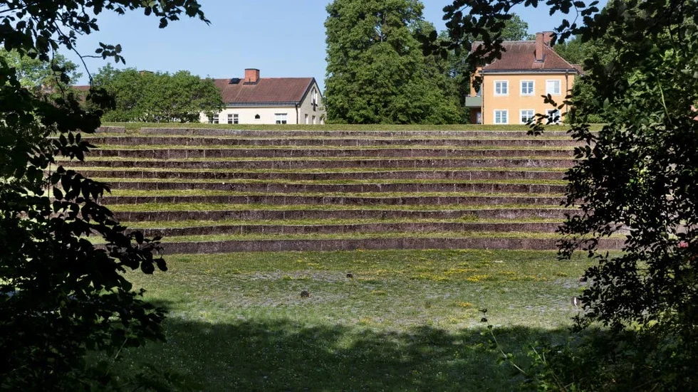 Här ska det bli nya sittplatser i granit och trägolv på scenen.