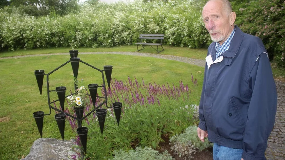 Sorgearbete. Björn Möller är både kritisk och ledsen att han inte får sörja sin bortgågna fru på det sätt han vill och placera en ljuslykta till hennes minne i minneslunden i Villberga kyrka.