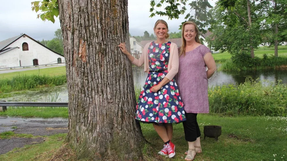 Strömsbergsjubileum. På lördag fyller Nostalgimuseet i Strömsberg tio år och det firas med 50-talsnostalgi. Museets Åsa Forssberg och caféets Sara Borg hälsar välkommen.