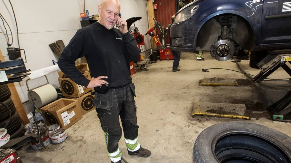 Det är under slutet av oktober som de flesta väljer att byta till vinterdäck. För Christer Larsson innebär det verkstadshallen är full från morgon till kväll.