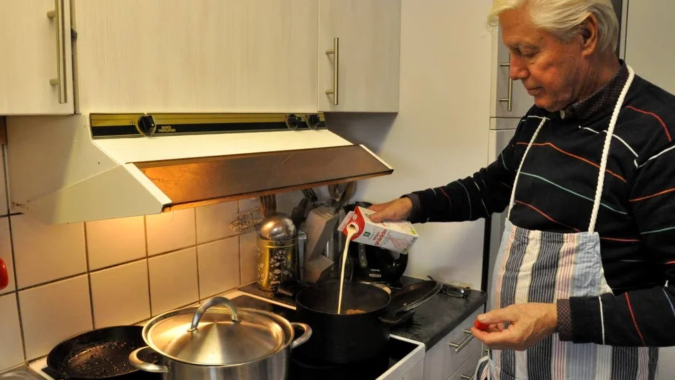 Ansvarig. Medlemmarna i Gubbhyllan ansvarar för maten var sjätte vecka. Den här dagen är det Bill Hofvanders tur.