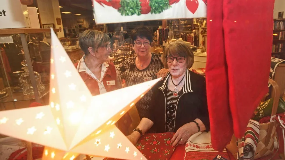 Värme. Lisbeth Låhdö, Åsa Mahlberg och Berit Öjemark på Röda Korset har haft julstämning sedan mitten av november.
