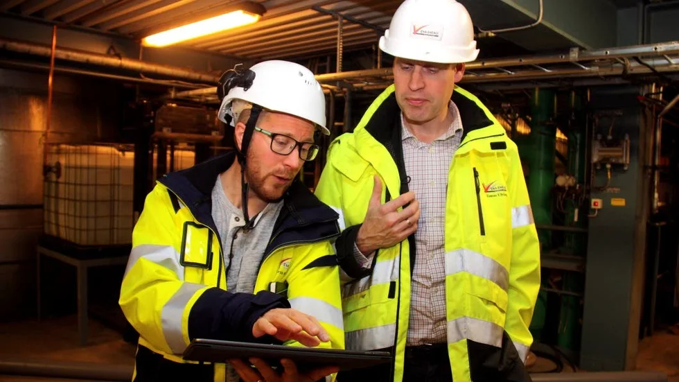 Nytt. Martin Kambler och Tomas Ulväng ser hur projektet med vattenreningen fortskrider.