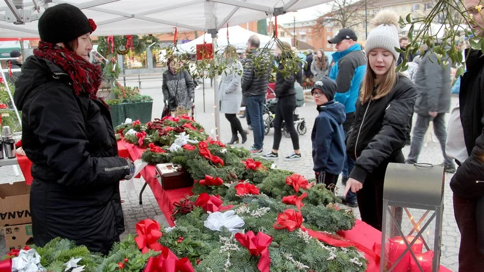Kransar. Tove Albertzon tog med pappa Dennis till julmarknaden och köpte en julkrans av Anettte Jansson vars föräldrar tillverkar kransarna.