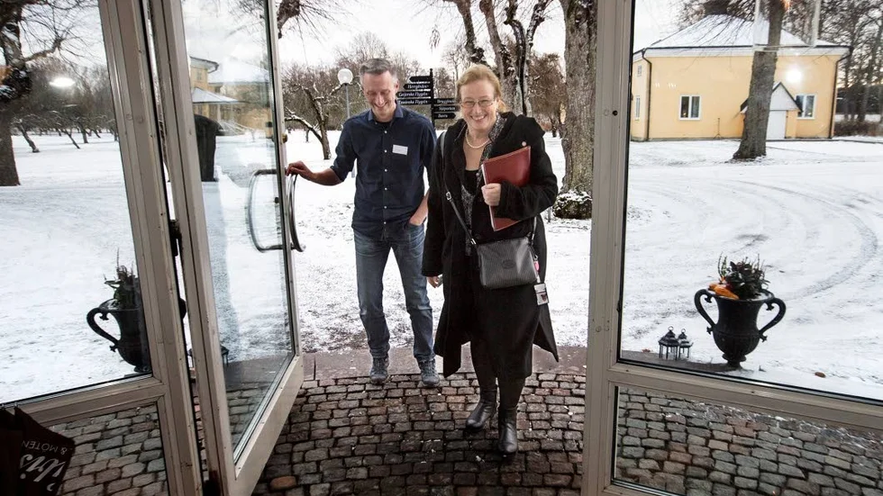 11.15 Eva Åkesson anländer till konferensrummet på Krusenbergs herrgård för ett anförande.