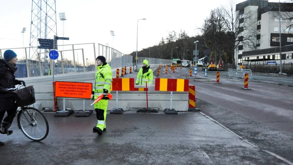 Signild Åsberg får råd av Kenneth Mäkinen om vilken väg som är bäst att ta in till Akademiska sjukhuset.