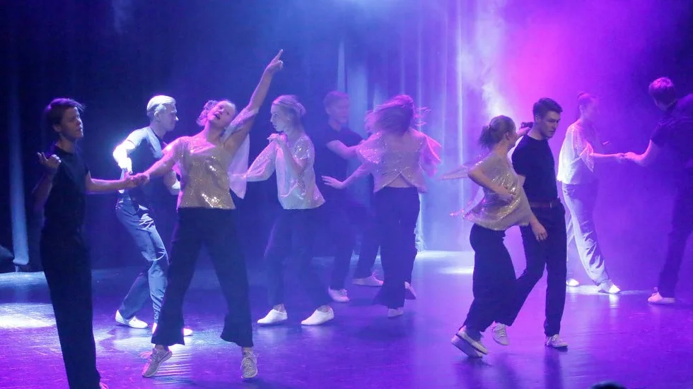 Variation. Bugg i alla dess former i en buggslinga med vuxna dansare.