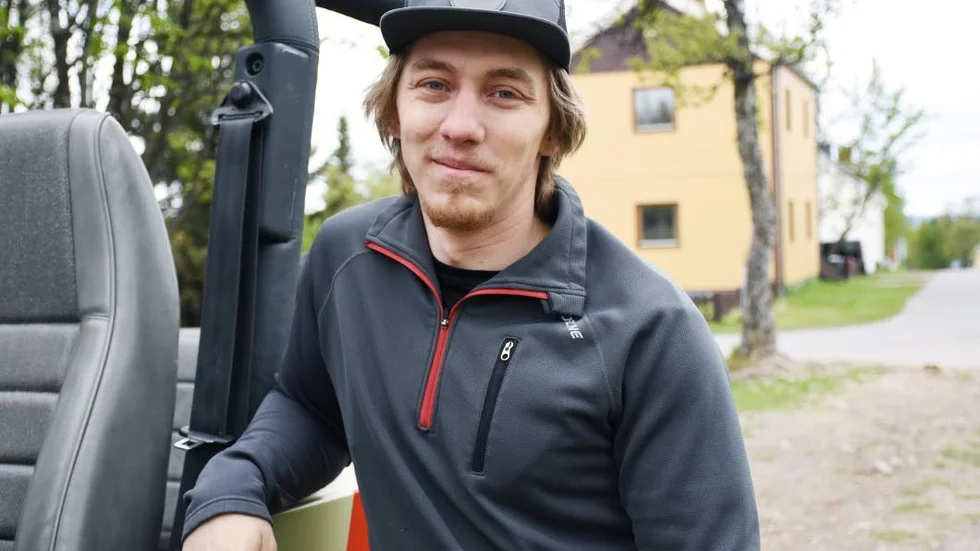 Joel Keskitalo har drömt om jeepen länge och lagt ner ungefär ett års arbete på den. Lackeringen fick han hjälp med.