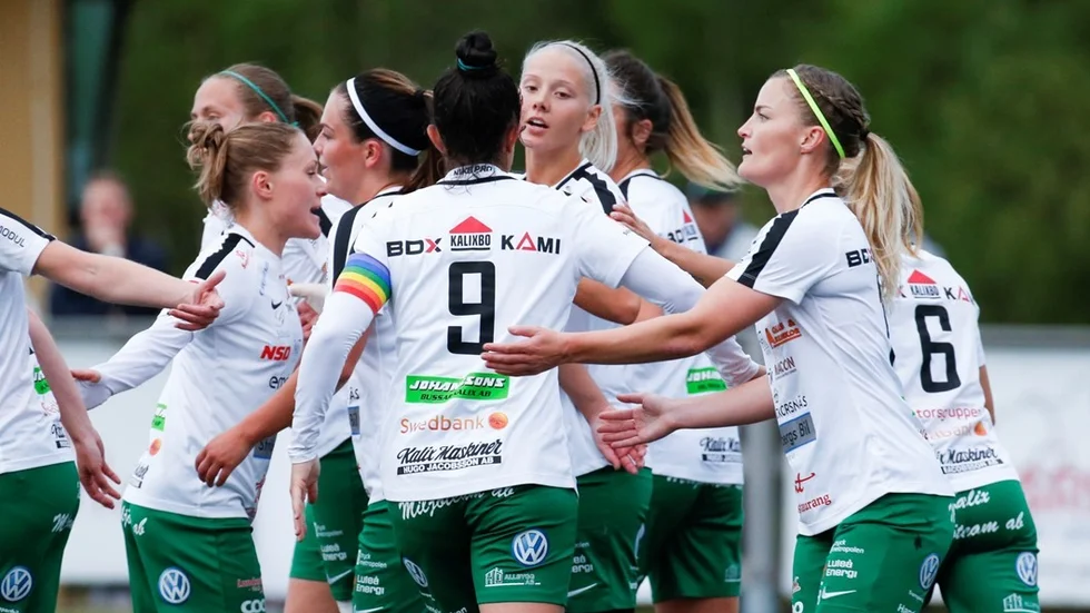 Moa Öhman jublar efter sitt 1-0 mål i midnattssolmatchen.