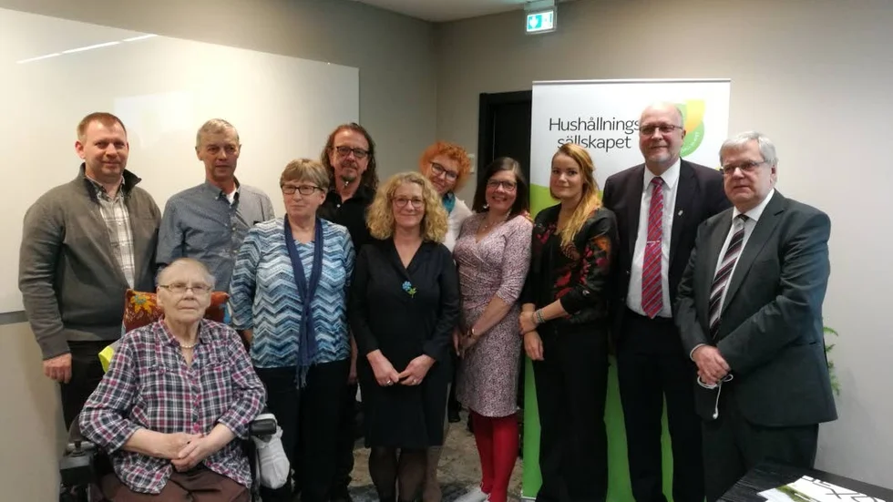 Övre raden: Erik Bäckström, Holger Henriksson, Margareta Henriksson, Anders Alm, Marianne Söderberg, Marie Nygårds, Kicki Unga, Frida Andersson, Ordförande Sven-Erik Österberg och Per-Ola Eriksson (prisutdelare). Främre raden: Eva Forsmark.