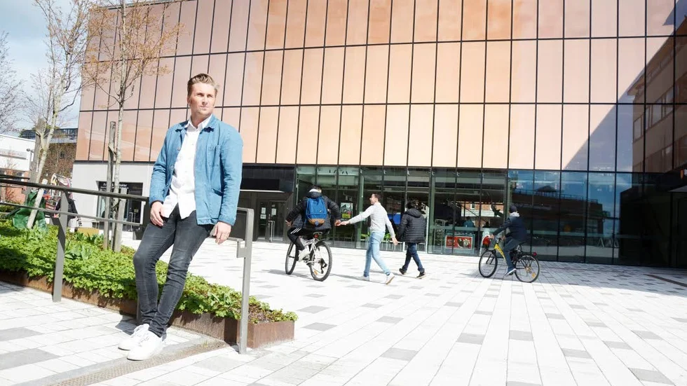 Markus Fagervall blickar framåt och släpper, tillsammans med BD pop, nya låtar. Denna gång på svenska. ”Egentligen är det engelskan som är mitt förstaspråk vad gäller sång. Finskan har jag med                     mig hemifrån och älskar att sjunga sånger på hemspråket, men nu är det dags för svenskan känner jag. Och pop!” avslöjar Övertorneåsonen när NSD träffar honom i Stockhomsförorten Kungsängen där han numer lever sina dagar.
