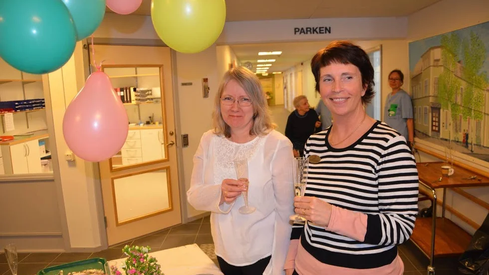 Gun-Britt Nordström och Annethe Sandström, enhetschefer på Erikslunden skålar i cider.