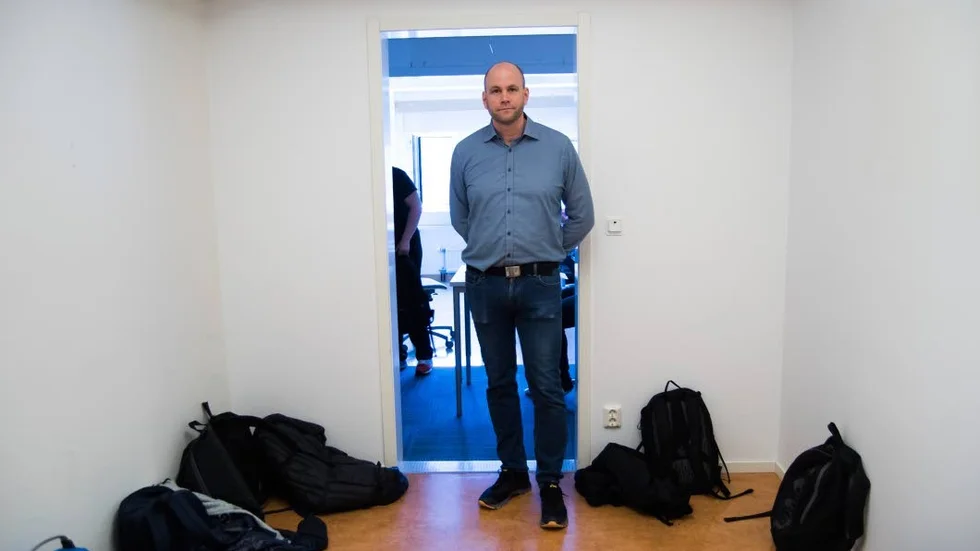 Fredrik Johansson berättar att det har gått förhållandevis smidigt att inrätta sig i de nya lokalerna. Men något som saknas är klädhängare.