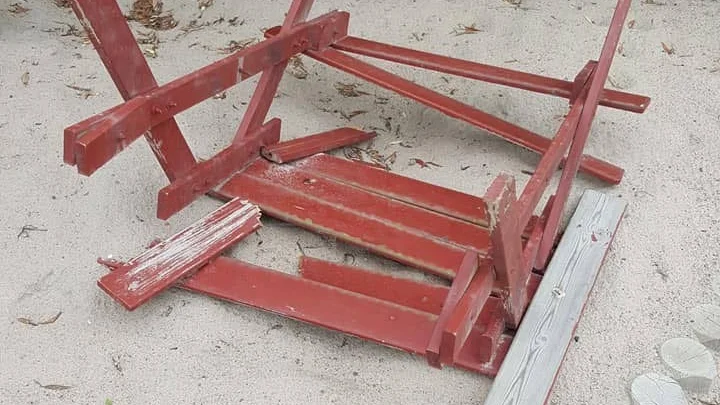 Två bord med bänkar har krossats.
