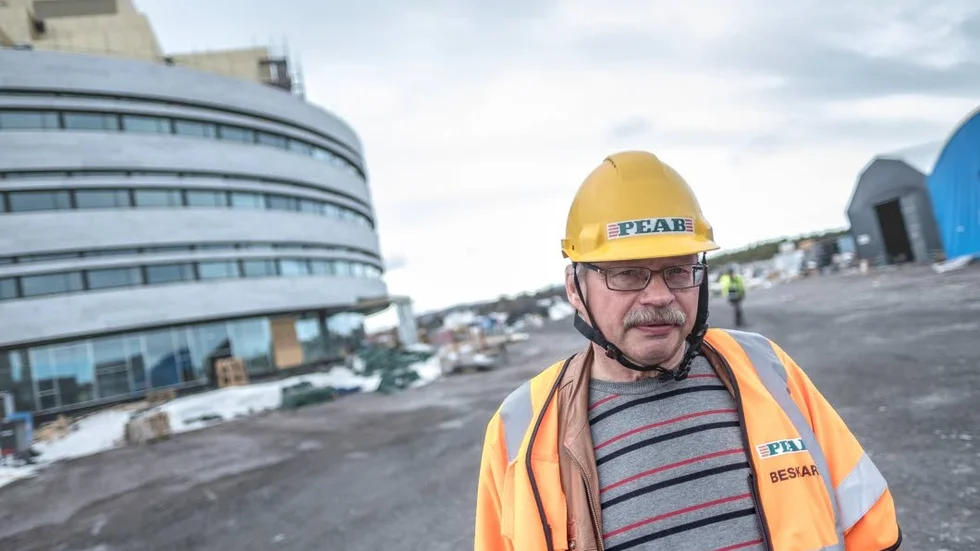 TVAB:s ordförande Lars Törnman framför Kristallen.