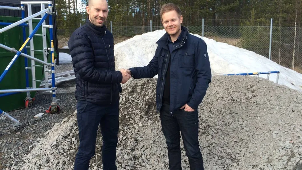 Kontrakt. Robert Säthergren, NYAB, och Thomas Nilsson, NTG.
