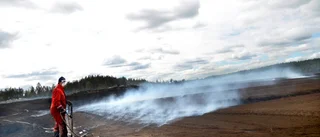 Brand i torvmyr bekämpas fortfarande