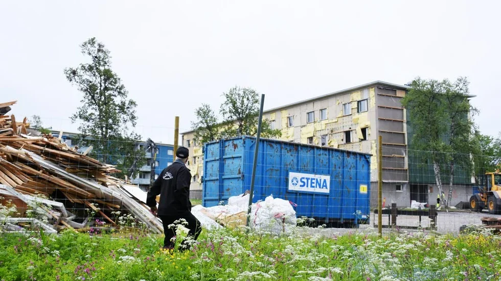 "Fy fan vad det ser ut", säger Sune Strålberg när han går runt och tittar på rivningsarbetet som har påbörjats.