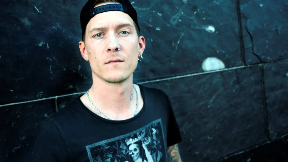 Mörka och melankoliska texter har blivit ett signum för Jimmy Saints musik.