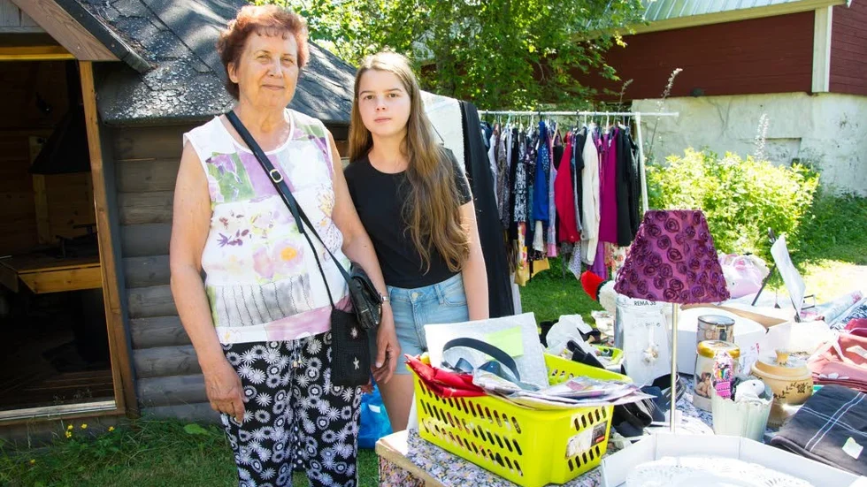 Eila Karlsson och barnbarnet Tyra Eriksson är vana loppissäljare. Eilas hemvävda mattor gick snabbt åt, berättar hon.