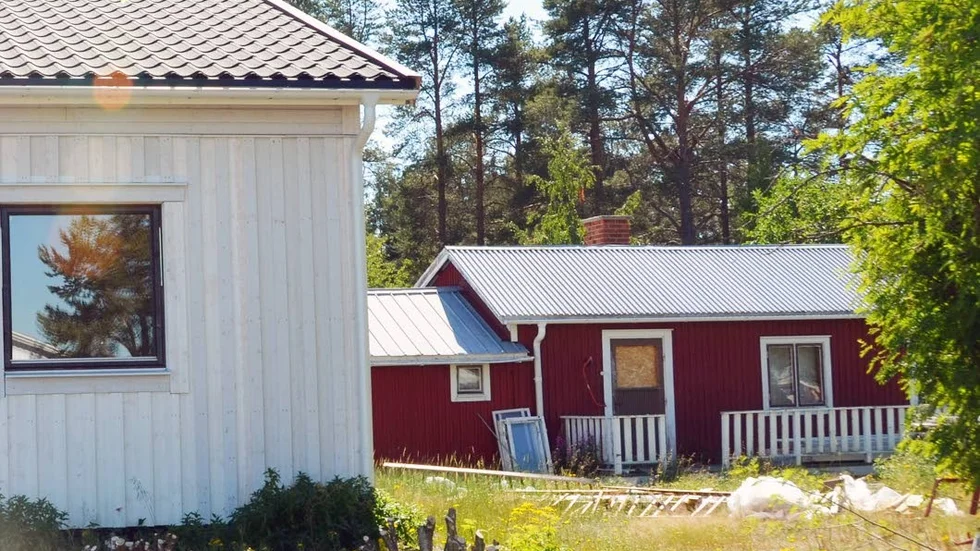 Det var här, i det röda huset, som knarkfabriken hittades medan paret bodde i det vita huset till vänster. Totalt sitter åtta personer häktade misstänkta för grova narkotikabrott.