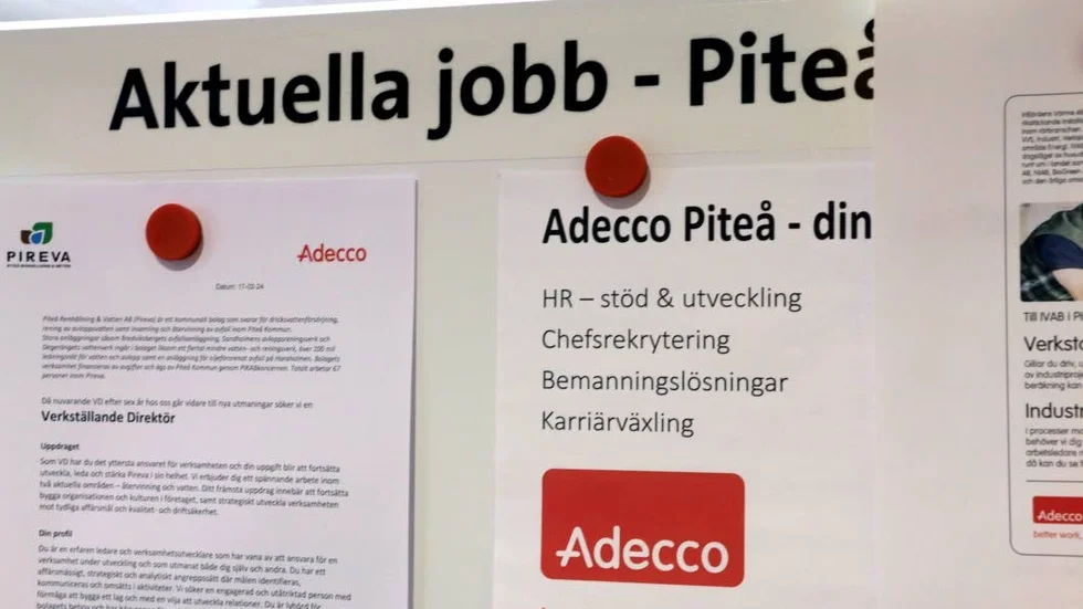 Aktuella jobb. Adecco i Piteå skyltar med vilka aktuella jobb som finns i kommunen.