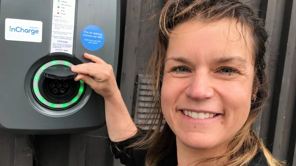 HISTORISKT. Camp Ripans hotellchef Ida Paulsson visar upp Kirunas första laddstation för allmänheten.