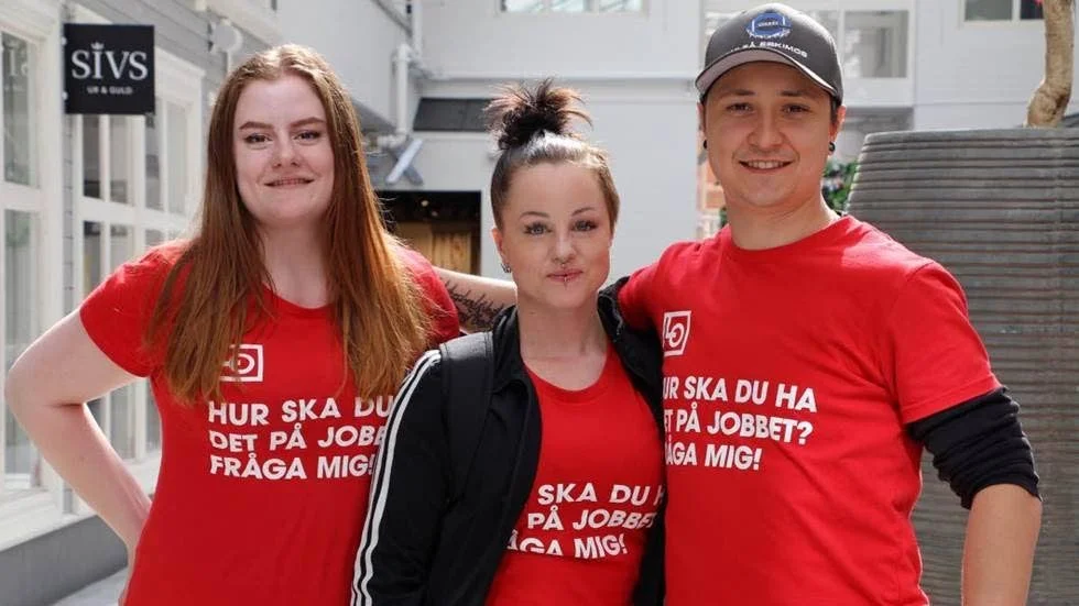Informerar. Anna Nilsson, Emmeli Persson och Maxim Sandlund informerar sommarjobbare om deras rättigheter.