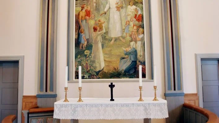 Invändigt ger kyrkan i Pajala ett fridfullt intryck med sin ljusa inredning och återhållsamma utsmyckning.