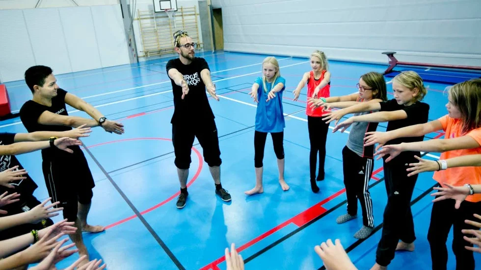Lektionen avslutas med lite handkonster - och en applåd.