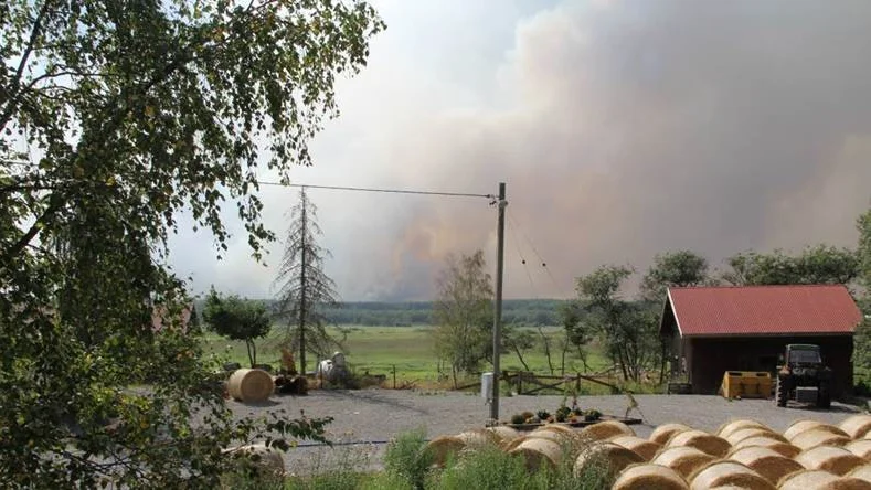 Rök syns från storbranden.