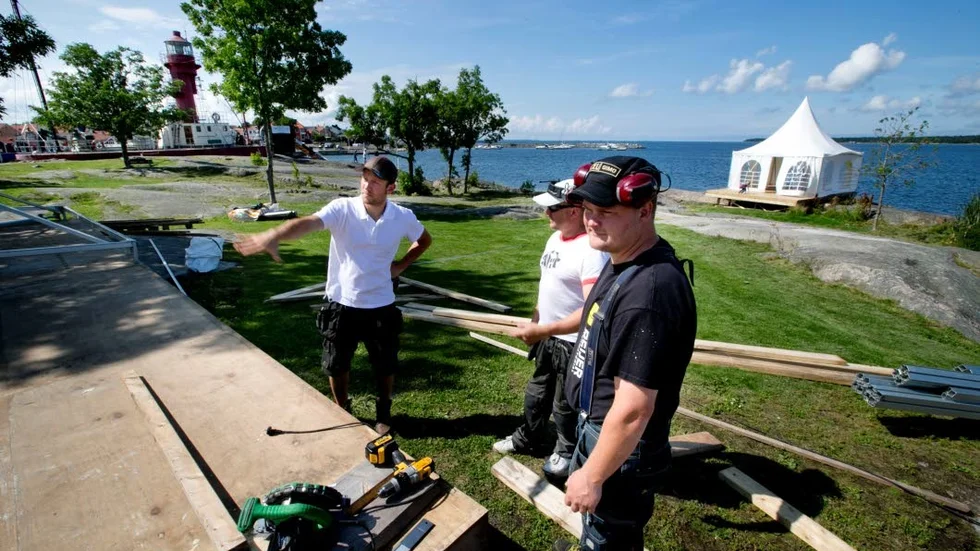Stort bygge. John Strand visar Patrik Karlström och Markus Eriksson hur han vill att baren i after beach-området ska byggas.