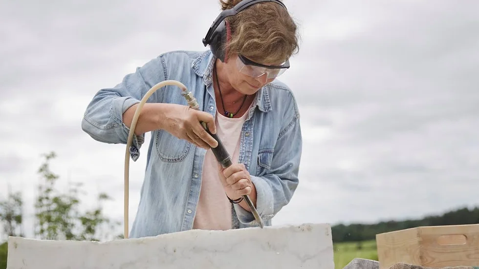 "Stenen är ett fantastisk material att arbeta med", säger skulptören Anna Löwdin.