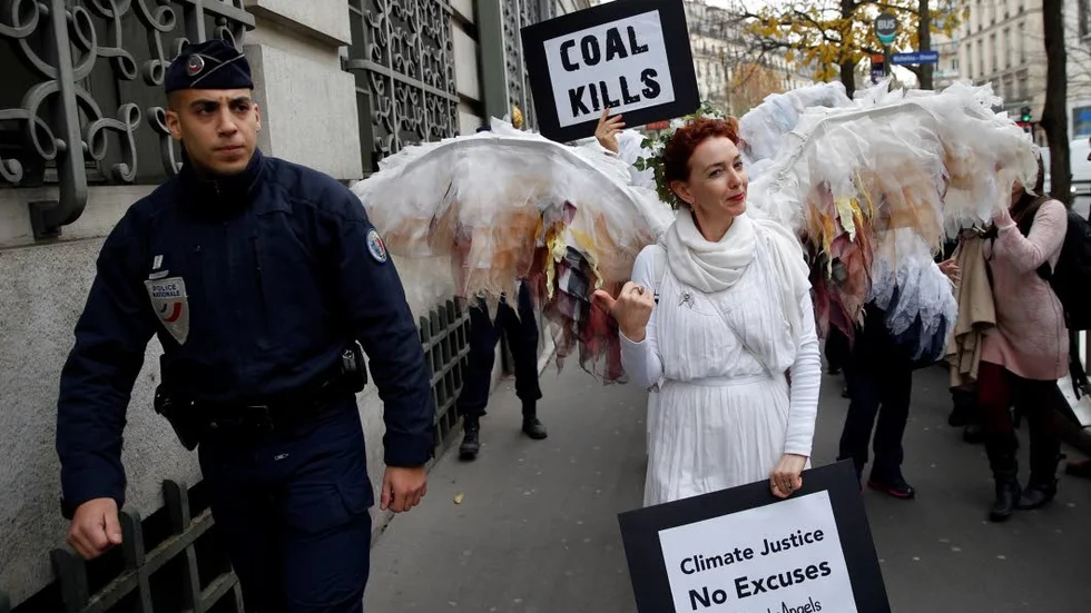 Toppmöte. Klimataktivister demonstrerar mot fossila bränslen i Paris.