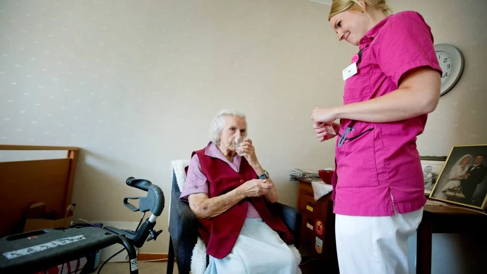 Tabletter. "Drick mycket vatten. Det är varmt i dag", kommenterar Tina Riddersdal till Eivor Eriksson.