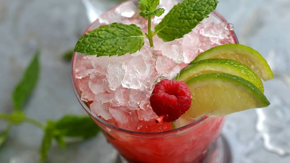 Hallonmojito är en klassisk sommardrink baserad på hallon och lime.